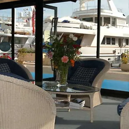 Отель Le Quai Des Princes 4*