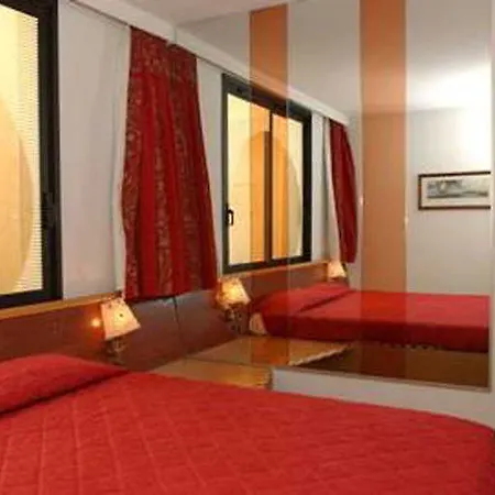 Le Quai Des Princes Отель 4*