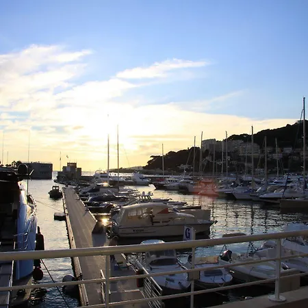 Le Quai Des Princes Отель