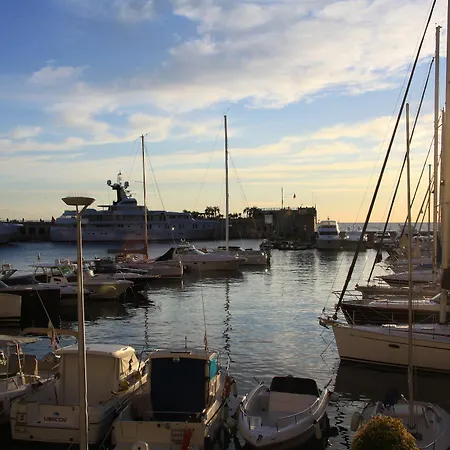 Отель Le Quai Des Princes