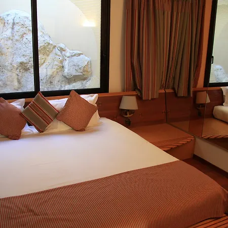 Le Quai Des Princes Отель 4*